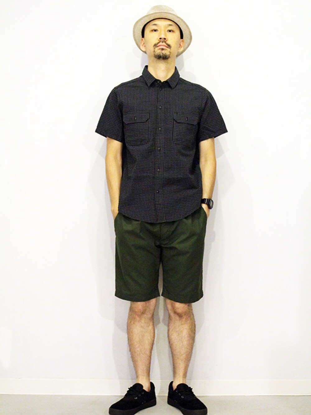 ブラック系のシャツ/ブラウス、その他のその他パンツ、その他のスニーカーを着用したメンズの夏コーディネートの1枚目の写真