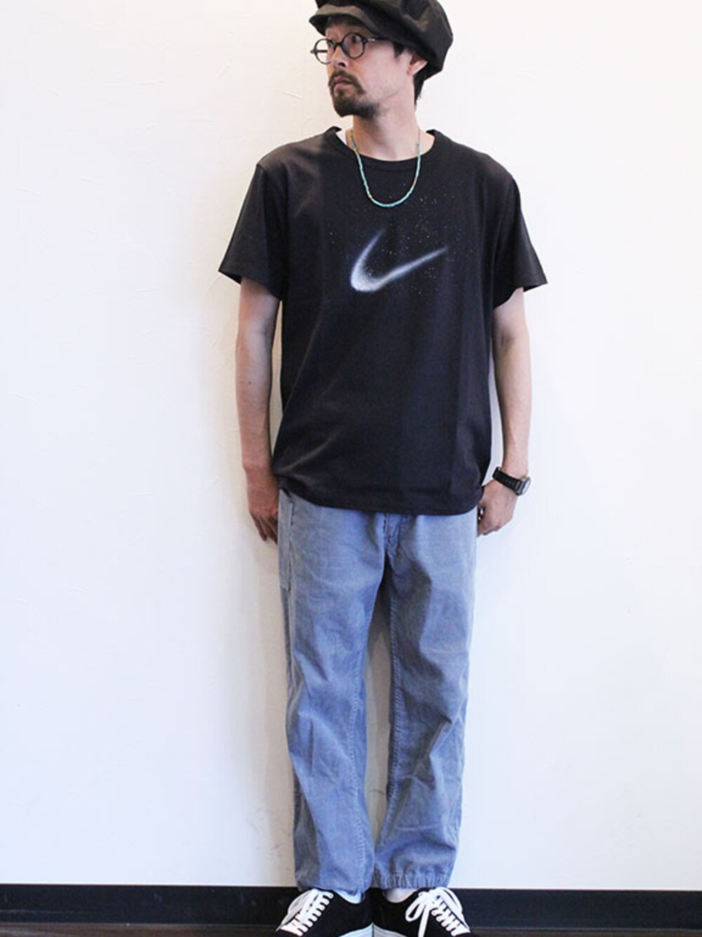 ブラック系のTシャツ/カットソー、ブルー系のその他パンツ、ブラック系のスニーカーを着用したメンズの夏コーディネートの1枚目の写真