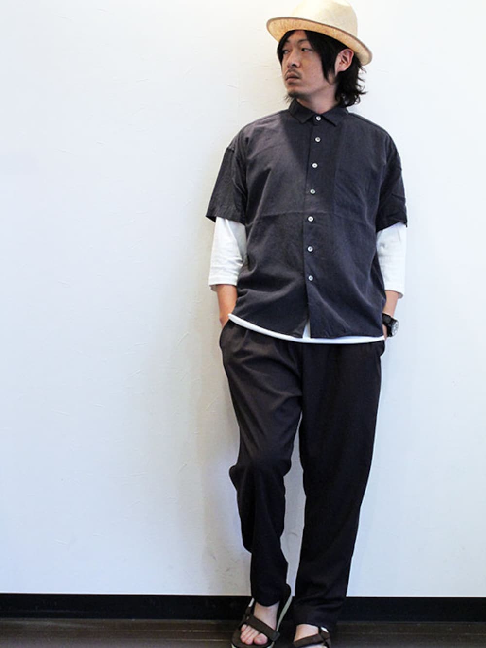 「パンツ、シャツ、夏、黒、白、黒パンツ、素足、ハット、帽子、愛知県、ベルトサンダル」｜「SleepslopeのMountain Hat（ハット、その他）」を使った、twothings&thinkさん（メンズ・170cm）の夏コーディネートの1枚目の写真