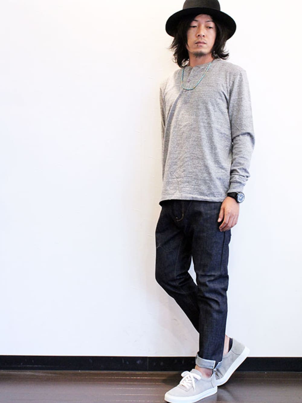 その他のTシャツ/カットソー、ブルー系のデニムパンツ、グレー系のスニーカーを着用したメンズの秋コーディネートの1枚目の写真