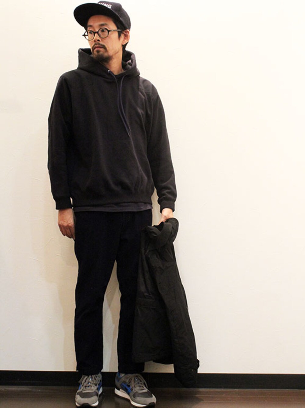 その他のパーカー、その他のその他パンツ、グレー系のスニーカーを着用したメンズの秋コーディネートの1枚目の写真