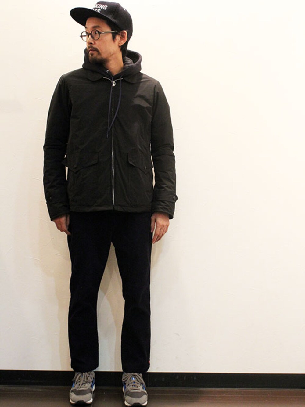 ブラック系のブルゾン、その他のパーカー、その他のその他パンツを着用したメンズの冬コーディネートの1枚目の写真