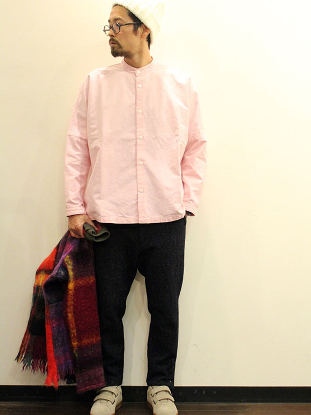 その他のシャツ/ブラウス、ブルー系のその他パンツ、その他のスニーカーを着用したメンズの冬コーディネートの1枚目の写真