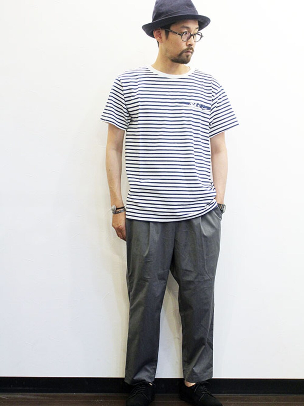 「夏、 Tシャツ、 ハット、 ボーダー、 スラックス、クロップドパンツ、イージーパンツ、 リネン、 カジュアルコーデ、 おとなカジュアル」｜「HEALTHのTONY HAT " Linen "（ハット、その他）」を使った、twothings&thinkさん（メンズ・168cm）の夏コーディネートの1枚目の写真