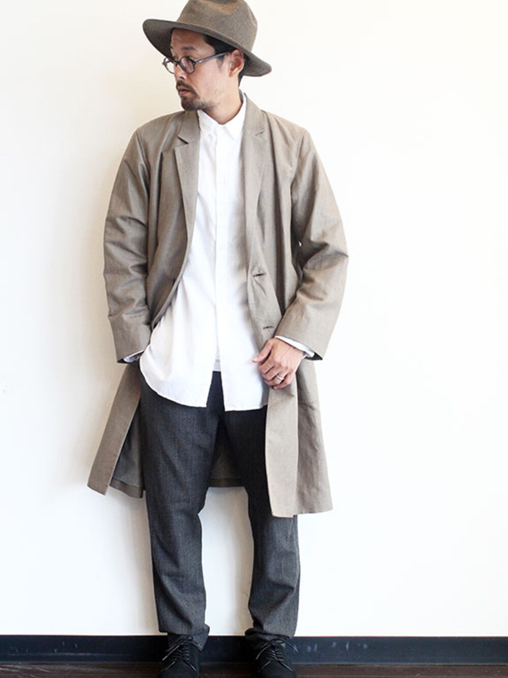 「シンプル、 コート、秋のコーデ、 ハット、 ロングシャツ、ウールパンツ、 スラックス、 白シャツ、 きれいめカジュアル、 おとなカジュアル」｜「HEALTHのLONG COAT（ダウンジャケット/コート、その他）」を使った、twothings&thinkさん（メンズ・168cm）の秋コーディネートの1枚目の写真