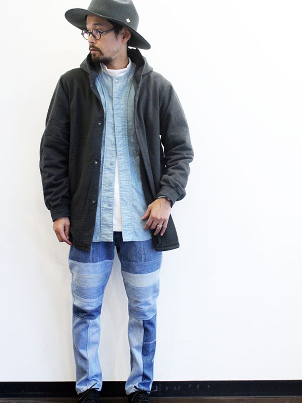 「ワントーンコーデ、 ハット、レイヤードスタイル、大人コーデ、 denim、ootd、 ロング丈、ノーカラーシャツ、オトナカジュアル、モックネック」｜「inkのMOUNTAIN（ハット、その他）」を使った、twothings&thinkさん（メンズ・168cm）の秋コーディネートの1枚目の写真