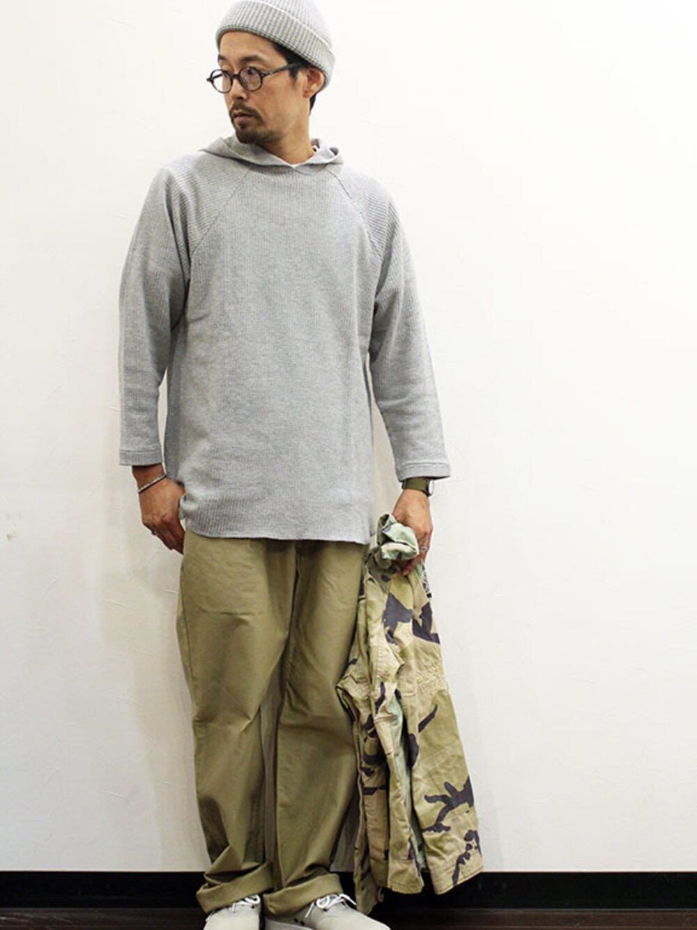 その他のTシャツ/カットソー、ベージュ系のチノパンツ、その他のスニーカーを着用したメンズの秋コーディネートの1枚目の写真