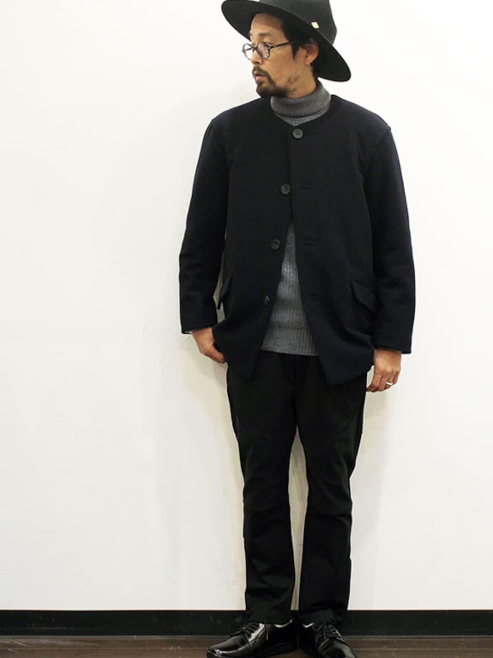 「 ジャケット、冬コーデ、タートルネック、大人カジュアル、fashion、 スラックス、 ブラック、 ootd、 カジュアルコーデ、 キレイめ」｜「HEALTHのNO COLLOR JACKET（ノーカラージャケット、その他）」を使った、twothings&thinkさん（メンズ・168cm）の冬コーディネートの1枚目の写真