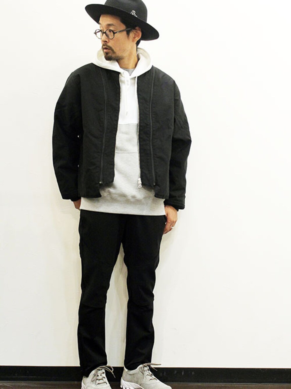 その他のミリタリージャケット、その他のパーカー、ブラック系のスラックスを着用したメンズの冬コーディネートの1枚目の写真