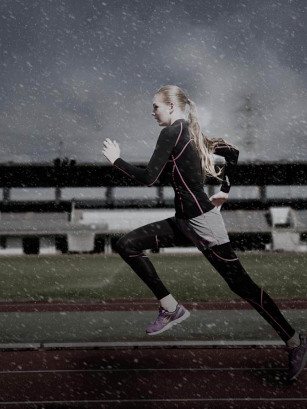 ブラック系のその他トップス、ピンク系のその他シューズ、ブラック系のスポーツグッズを着用したレディースの冬コーディネートの1枚目の写真