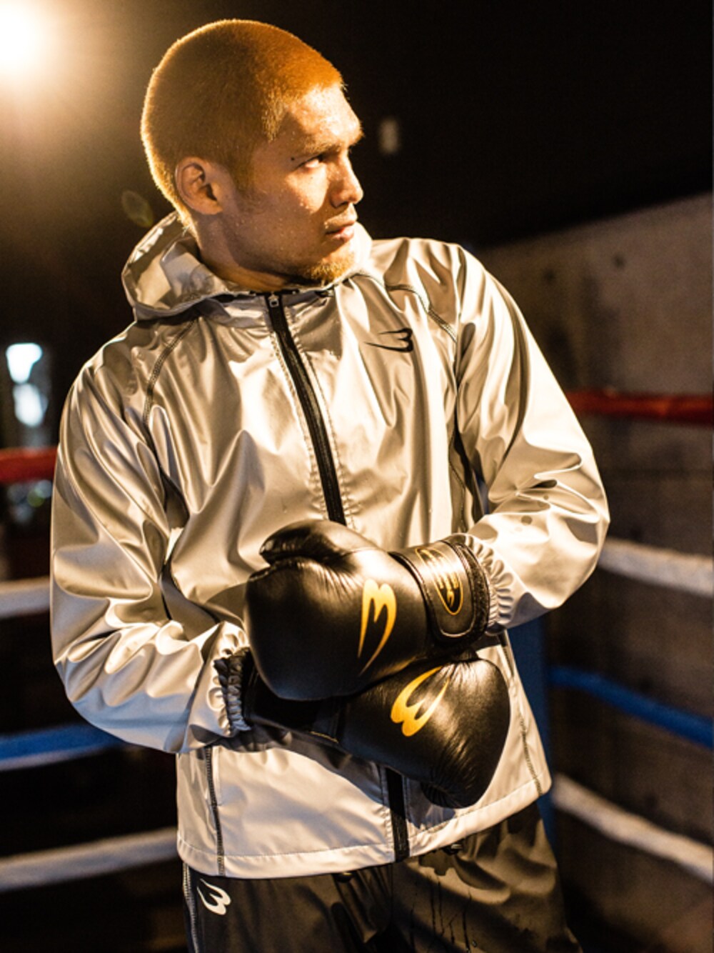 グリーン系のスポーツグッズを着用したメンズの冬コーディネートの1枚目の写真