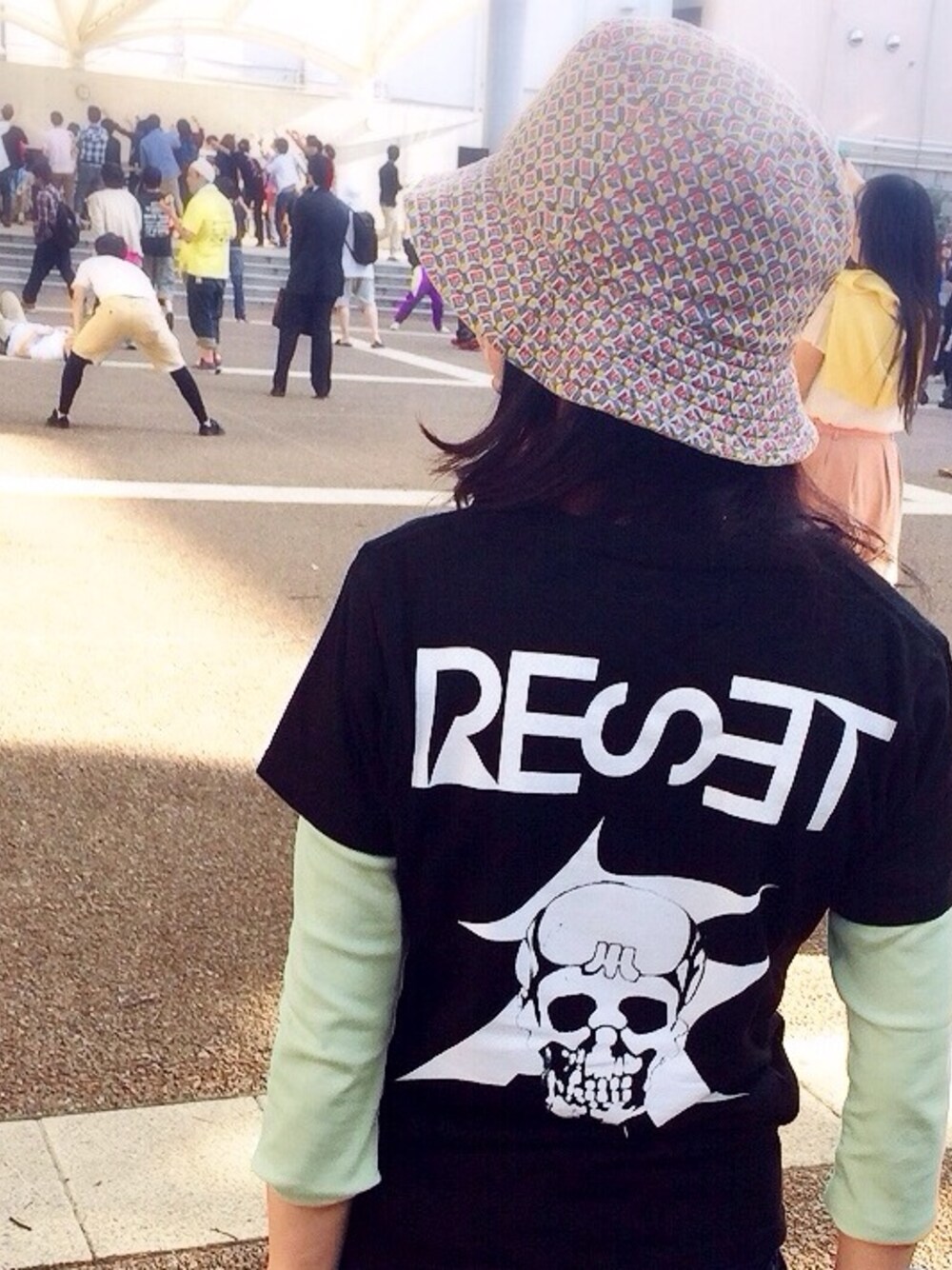 ブラック系のTシャツ/カットソーを着用したレディースの春コーディネートの1枚目の写真