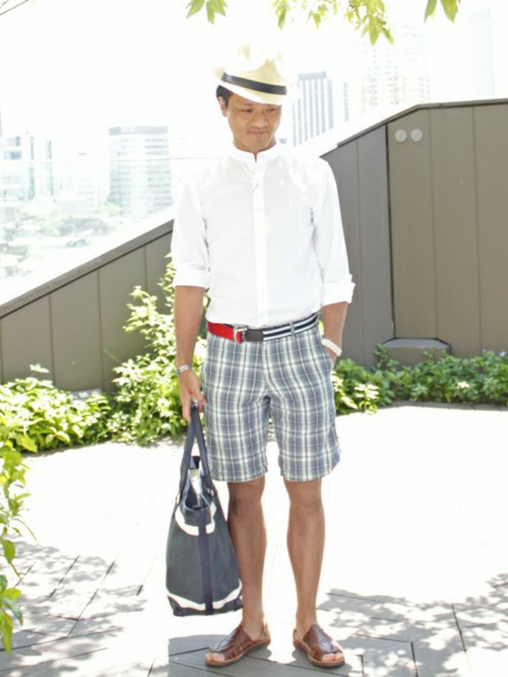 「シンプル、ショートパンツ、ハット、大人カジュアル、ハーフパンツ、シャツスタイル、TOMMY HILFIGER、夏コーデ」｜「TOMMY HILFIGERのAS MANDARIN COLLAR SHIRT SF3（シャツ/ブラウス、ホワイト系）」を使った、名取一樹さん（メンズ・174cm）の春コーディネートの1枚目の写真