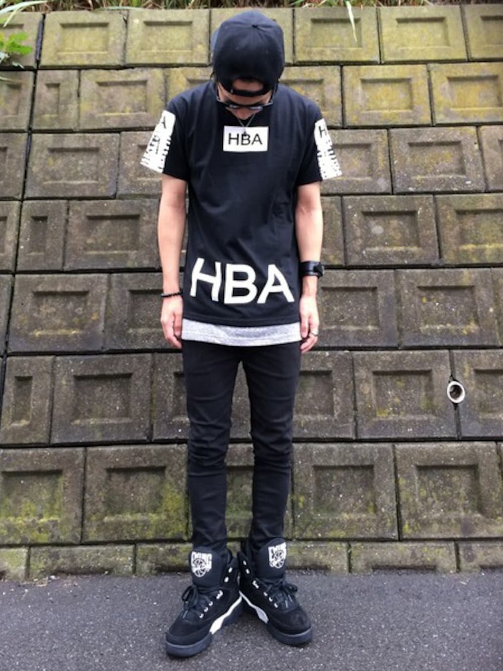 「hba、HOOD BY AIR、ewing、Tシャツ、スキニーデニム、オールブラック、スニーカー、BOY LONDON、JAM HOME MADE、ブレスレット」｜「DHOLICのアイテム（その他パンツ、ブラック系）」を使った、kotoraさん（メンズ・174cm）の秋コーディネートの1枚目の写真