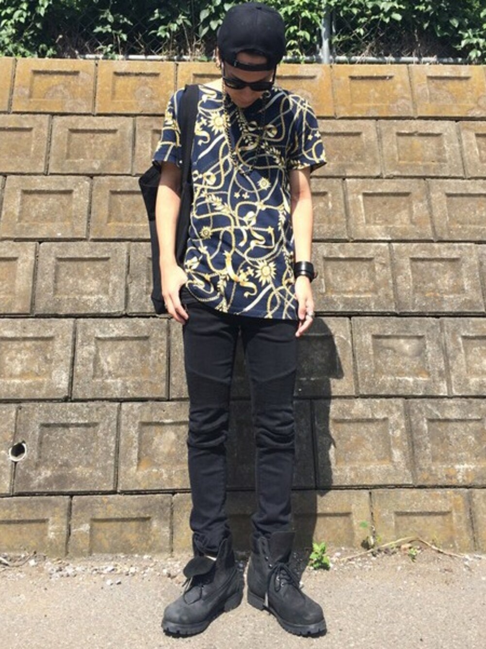 「BOY LONDON、Timberland、Bershka、バイカーパンツ、ネックレス、キャップ、キャップ後ろかぶり、Chrome Hearts、サングラス、ブレスレット」｜「Bershkaのアイテム（Tシャツ/カットソー、その他）」を使った、kotoraさん（メンズ・174cm）の秋コーディネートの1枚目の写真
