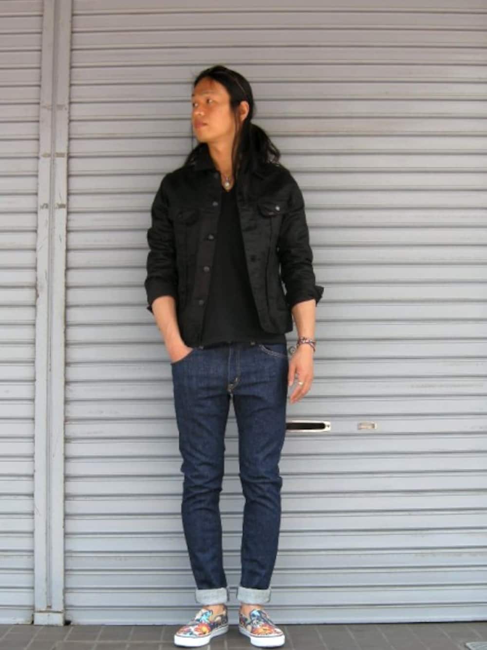 ブラック系のデニムジャケット、ブルー系のデニムパンツ、ブルー系のスニーカーを着用したメンズの春コーディネートの1枚目の写真