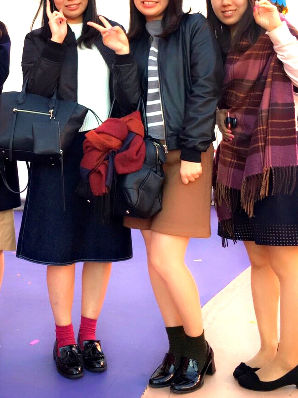 「USJ、TRIP、テーマパーク、寒さ対策、足首はあたたかく」｜「GUのアイテム（ニット/セーター、グレー系）」を使った、JISHIKOさん（レディース・157cm）の秋コーディネートの1枚目の写真