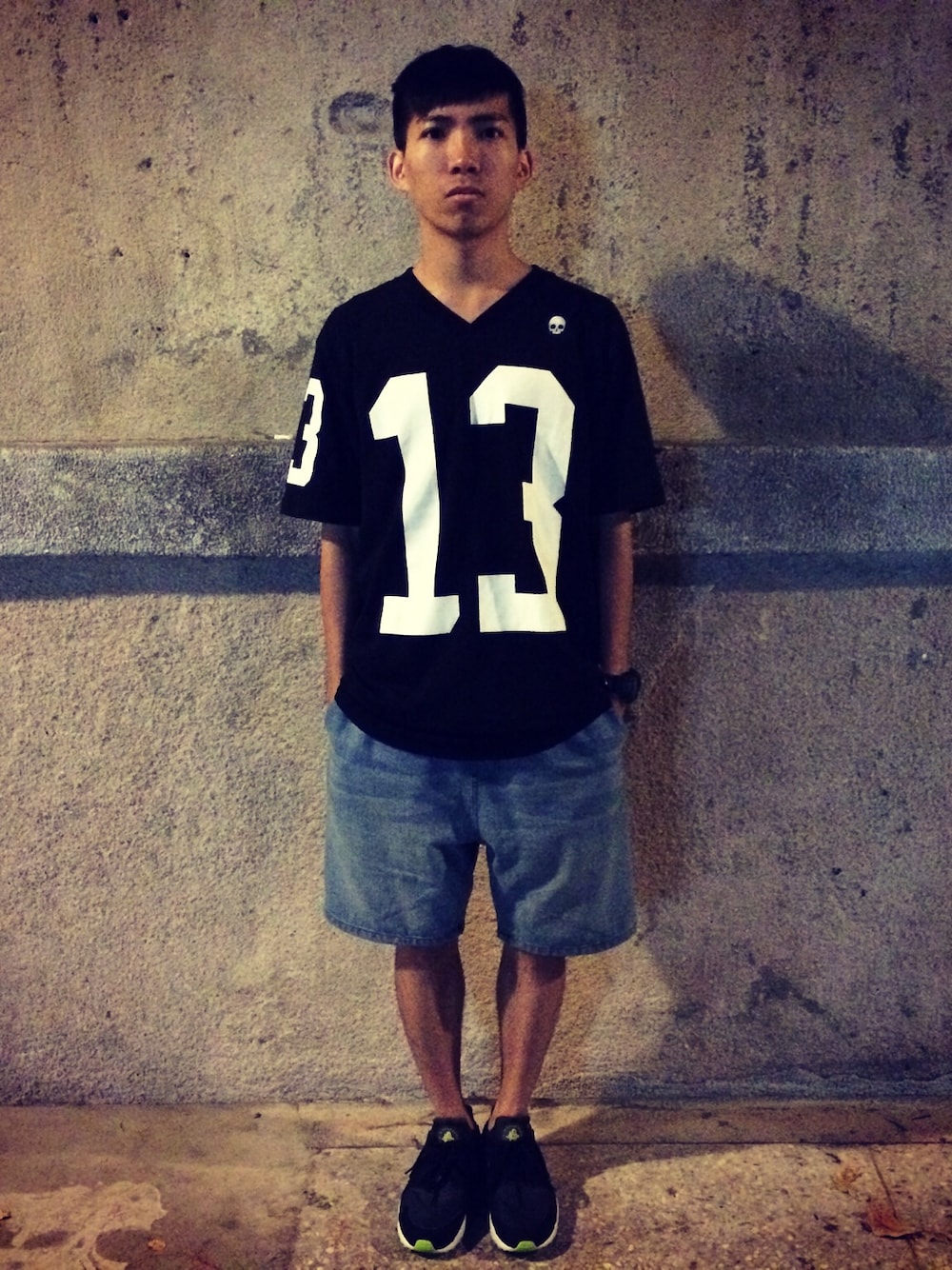 ブラック系のTシャツ/カットソー、ブルー系のカーゴパンツ、ブラック系のスニーカーを着用したメンズの秋コーディネートの1枚目の写真