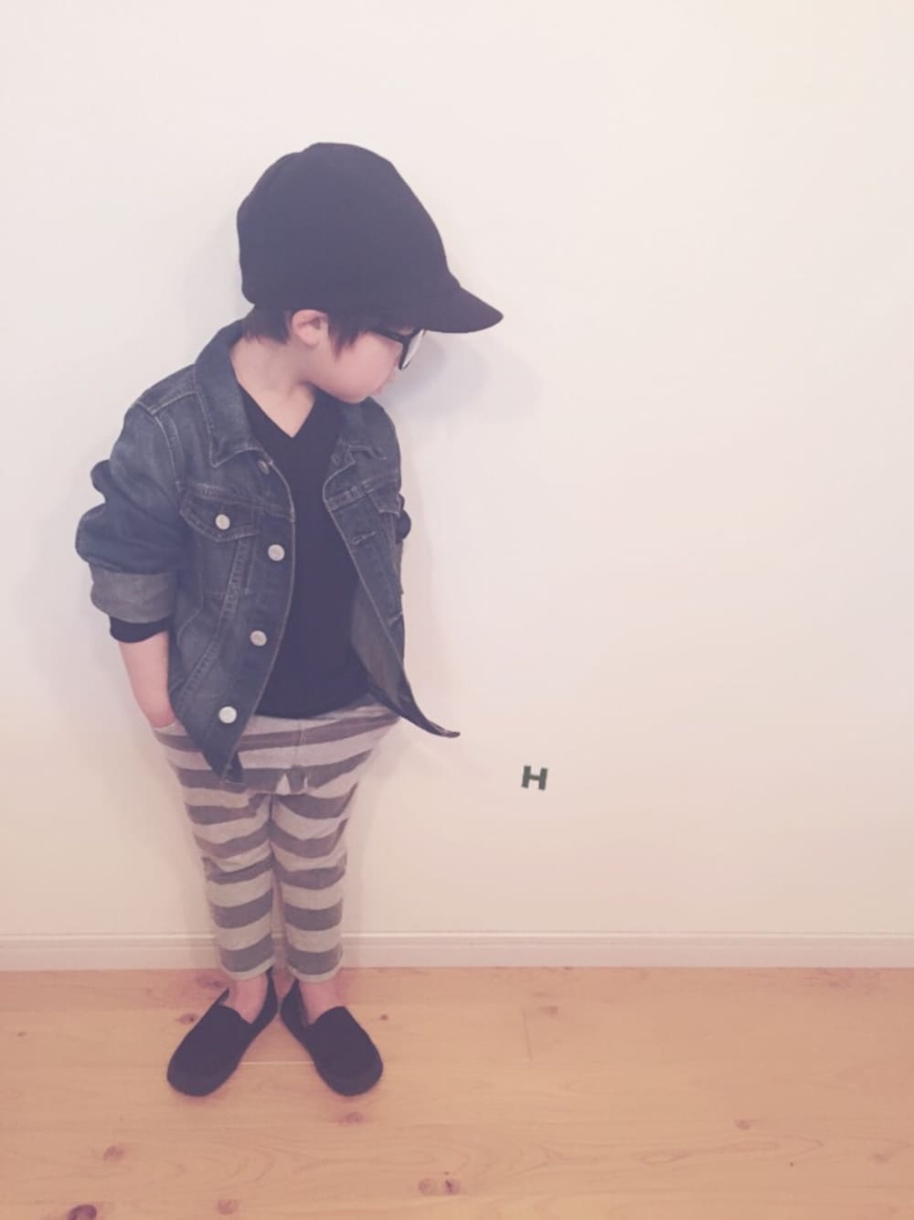 「ボーダーパンツ、ニットキャップ、Gジャン」｜「babyGAPのアイテム（デニムジャケット、ブルー系）」を使った、mini...yさん（キッズ・110cm）の春コーディネートの1枚目の写真