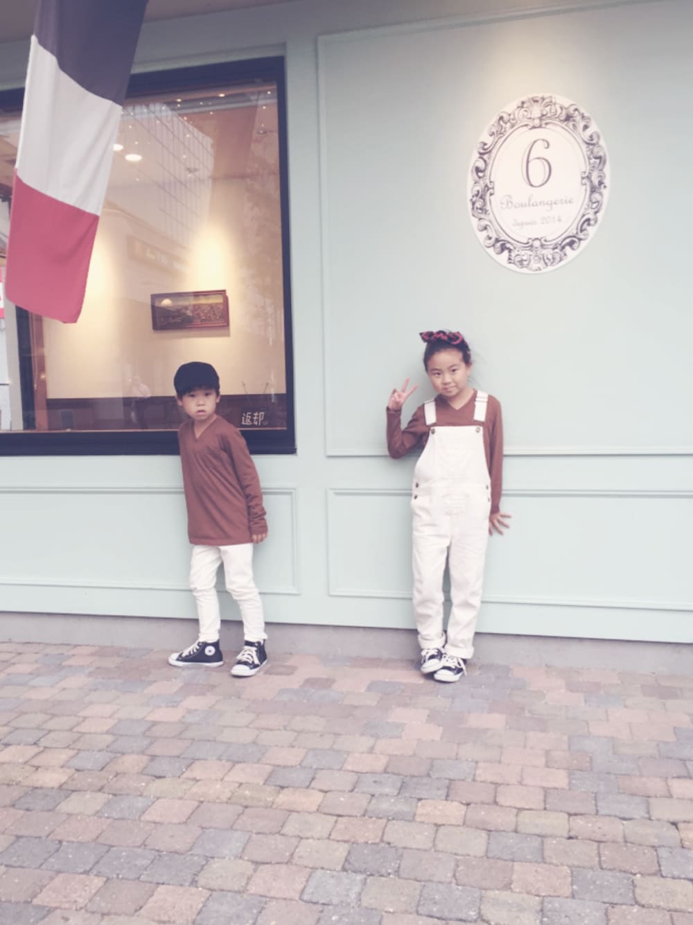 「kids、秋のコーデ、シンプル、オーバーオール、白パンツ、姉弟、リンクコーデ」｜「UNIQLOのGIRLS イージーレギンスパンツ（その他パンツ、ホワイト系）」を使った、mini...yさん（キッズ・120cm）の秋コーディネートの1枚目の写真