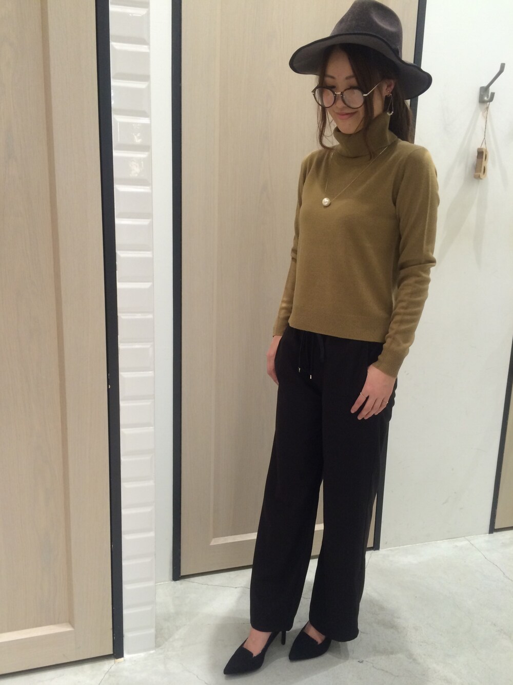 「JJコラボ、UNRELISH、ワイドパンツ、きれいめカジュアル」｜「UNRELISHのアイテム（ニット/セーター、ベージュ系）」を使った、UNRELISH　HEP FIVE店 STAFFさん（レディース・164cm）の秋コーディネートの1枚目の写真