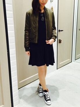 「ワンピース×スニーカー」｜「アイテム（MA-1）」を使った、UNRELISH　HEP FIVE店 STAFFさん（レディース・160cm）の秋コーディネート