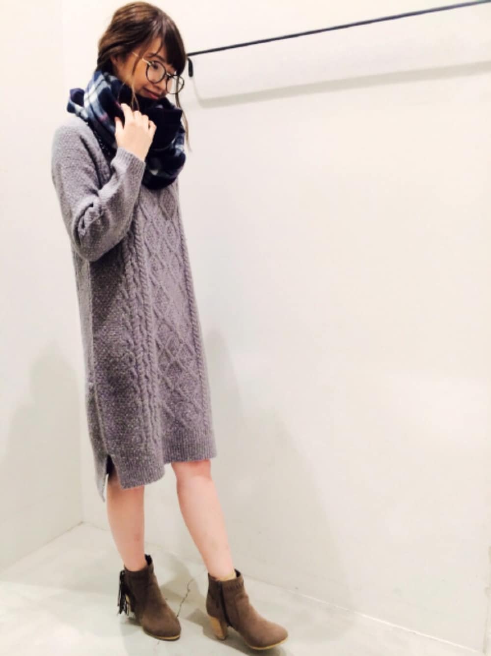 「UNRELISH、ニットワンピース、ケーブル編み、チェック柄、大人カジュアル、ふんわり」｜「UNRELISHのチェック柄ストール（ストール/ショール、ブルー系）」を使った、UNRELISH　HEP FIVE店 STAFFさん（レディース・164cm）の秋コーディネートの1枚目の写真