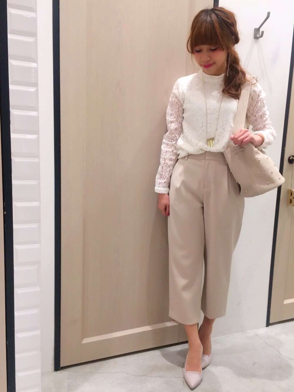 ベージュ系のその他パンツ、グレー系のパンプス、ベージュ系のショルダーバッグを着用したレディースの冬コーディネートの1枚目の写真