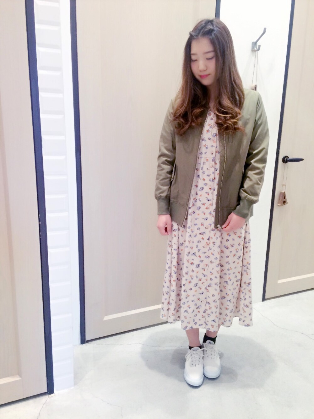 「オトナカジュアル、アウター、花柄、スニーカー、ブルゾン、カーキ、春コーデ、ワンピース、ワンピース×スニーカー、UNRELISH」｜「UNRELISHの【予約商品】MA-1型ブルゾン（MA-1、グリーン系）」を使った、UNRELISH　HEP FIVE店 STAFFさん（レディース・160cm）の冬コーディネートの1枚目の写真