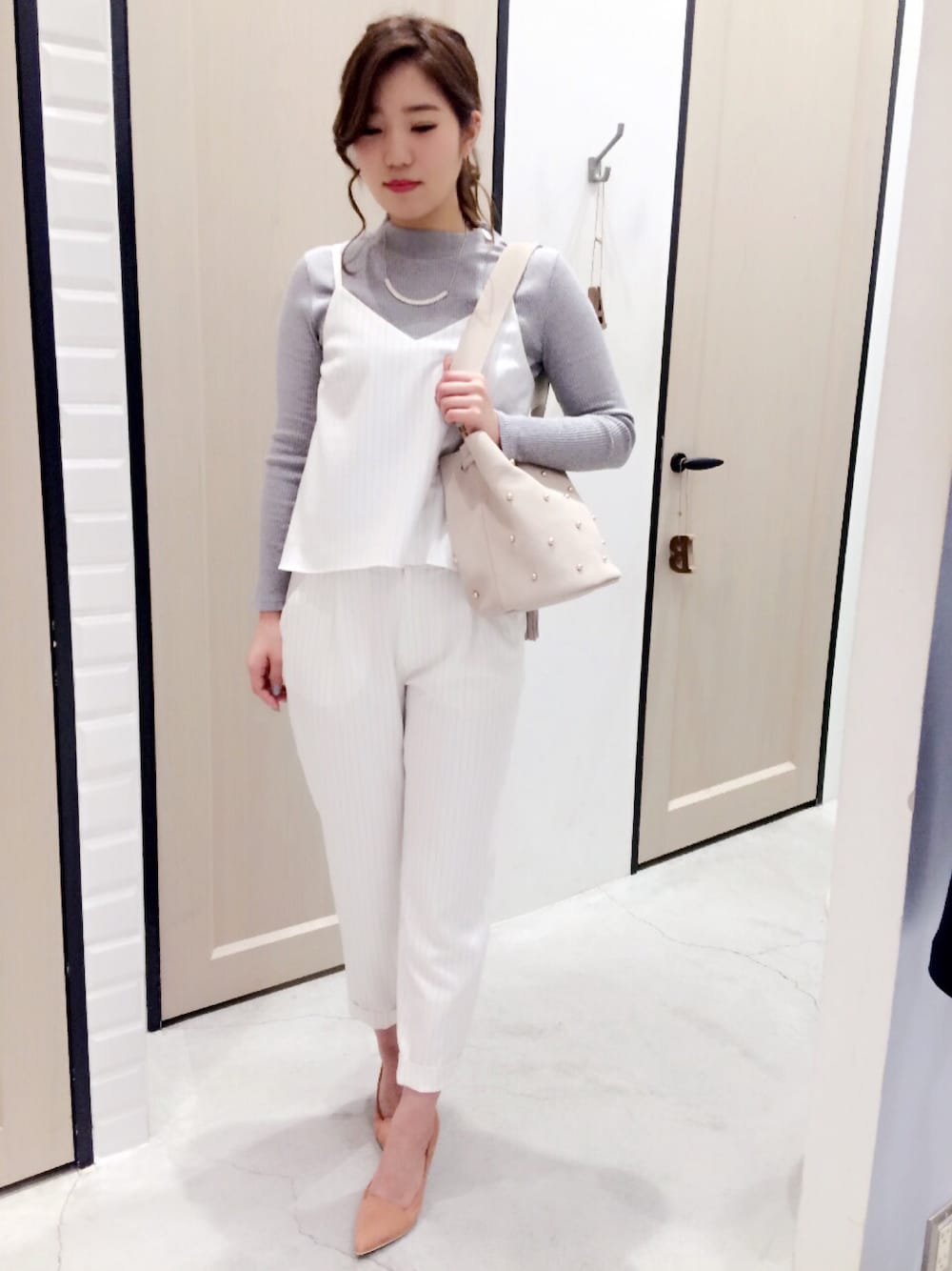 グレー系のTシャツ/カットソー、ホワイト系のトップス、ホワイト系のパンツを着用したレディースの春コーディネートの1枚目の写真