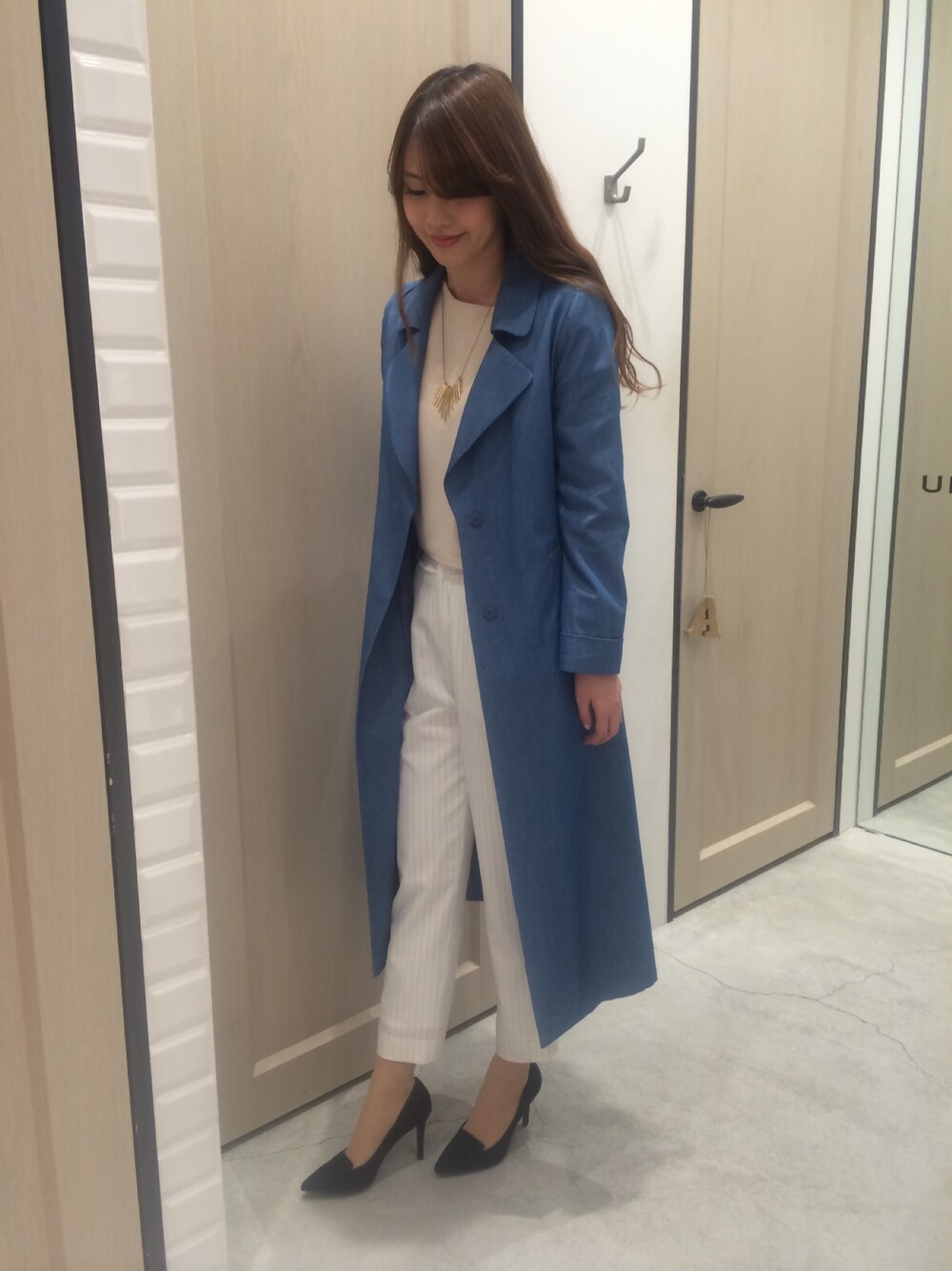 ブルー系のジャケット/アウター、ベージュ系のトップス、ホワイト系のその他パンツを着用したレディースの春コーディネートの1枚目の写真