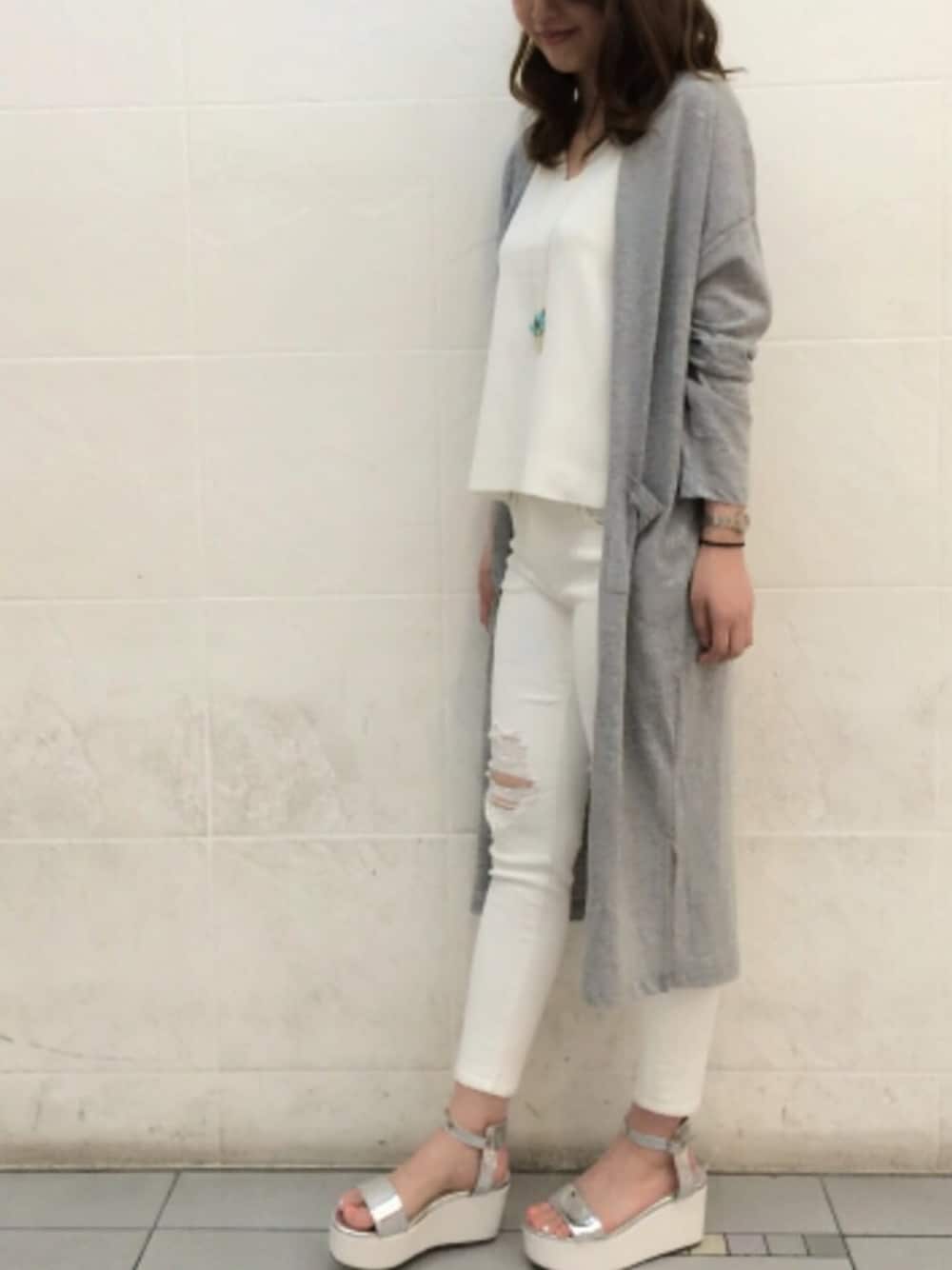 ホワイト系のトップス、ホワイト系のデニムパンツ、グレー系のカーディガン/ボレロを着用したレディースの春コーディネートの1枚目の写真