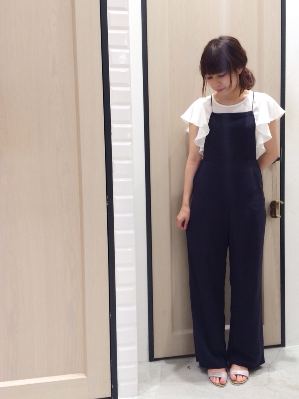 「オールインワン、大人カジュアル、UNRELISH、カジュアル、ワイドパンツ、ブラウス、フリル」｜「UNRELISHのビッグラッフルスリーブブラウス（シャツ/ブラウス、ホワイト系）」を使った、UNRELISH　HEP FIVE店 STAFFさん（レディース・160cm）の夏コーディネートの1枚目の写真