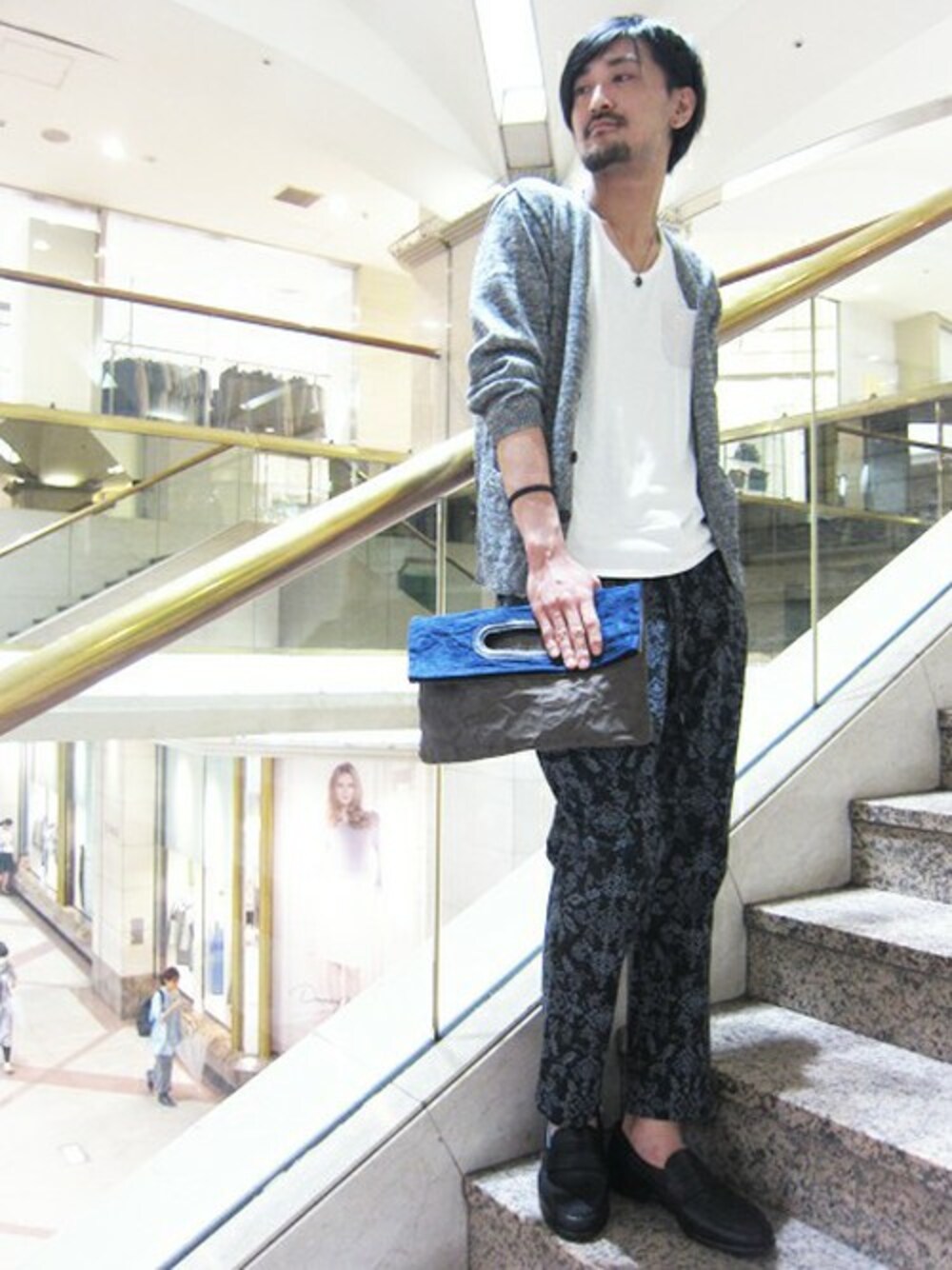 「STUDIOUSのSTUDIOUS リネンニットカーディガン MADE IN JAPAN（カーディガン/ボレロ、ブルー系）」を使った、三崎 裕也さん（メンズ・175cm）の夏コーディネートの1枚目の写真