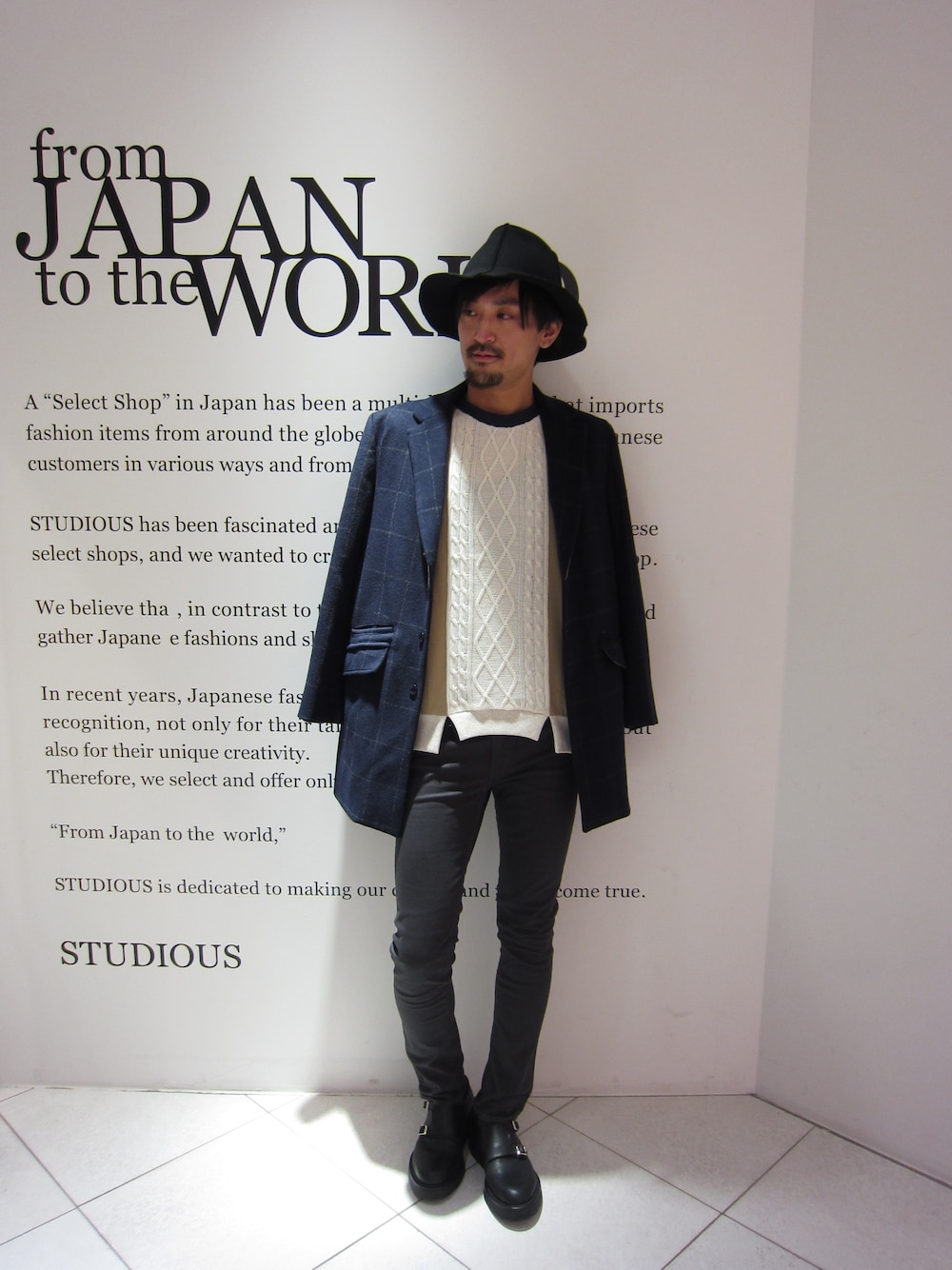 「ウインドペン、ツバ広ハット、スキニーデニム、ネイビージャケット」｜「DISCOVEREDの【DISCOVERED】別注W/P LONG JACKET COAT（チェスターコート、ブルー系）」を使った、三崎 裕也さん（メンズ・183cm）の秋コーディネートの1枚目の写真