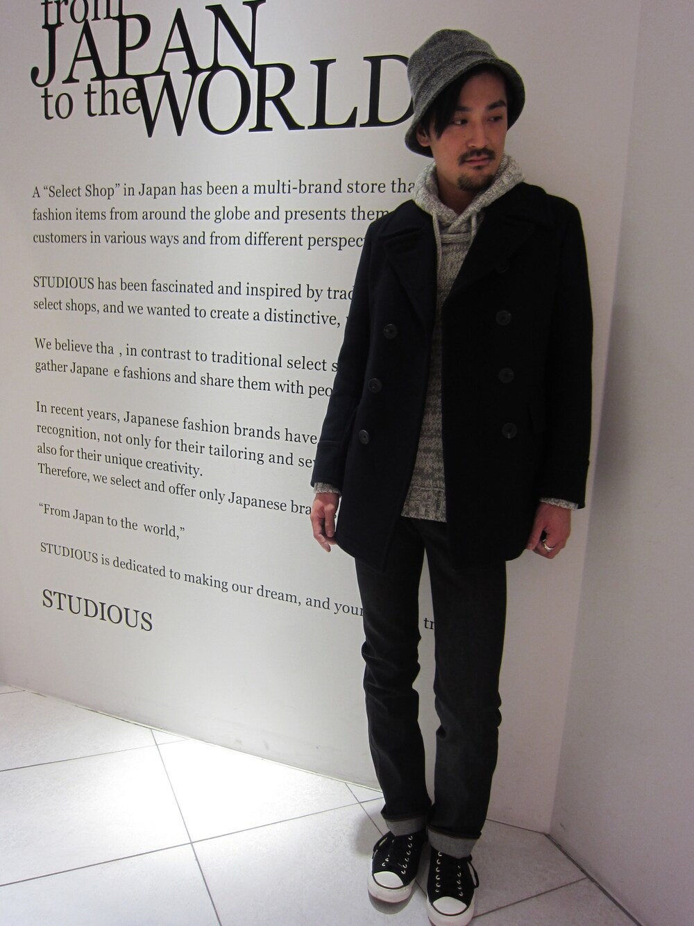 「Pコート、デニム、ニットパーカー、スニーカー」｜「Name.の【Name.×STUDIOUS】別注ローゲージフーディー（ニット/セーター、グレー系）」を使った、三崎 裕也さん（メンズ・183cm）の冬コーディネートの1枚目の写真