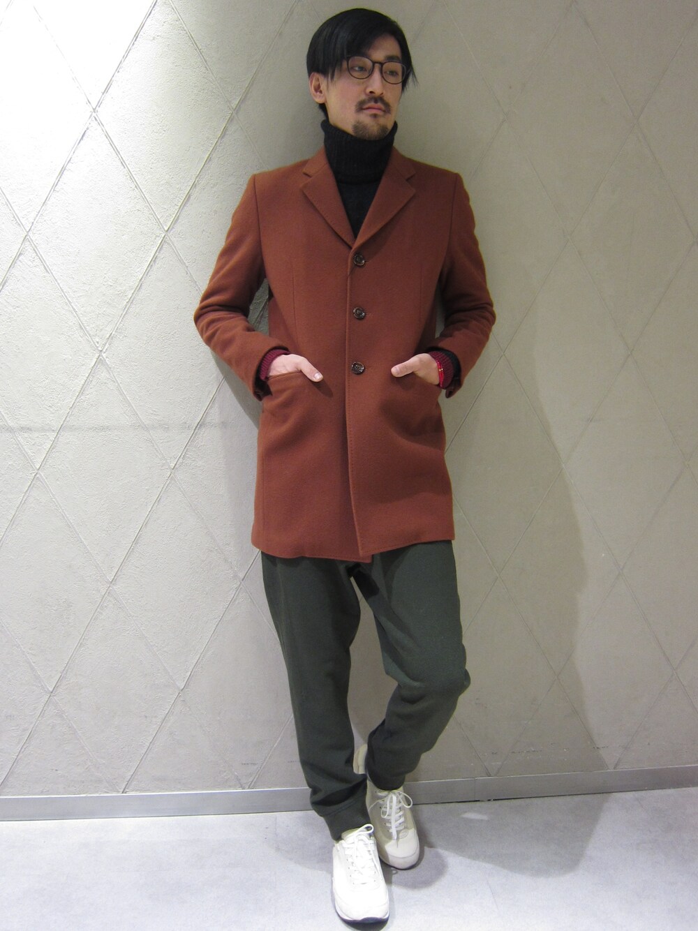 「黒タートルネック、チェスターコート、スニーカー、リブパンツ」｜「Name.の【Neme.×STUDIOUS】LIMITED WOOL HERRINGBONE PANT（その他パンツ、グリーン系）」を使った、三崎 裕也さん（メンズ・183cm）の冬コーディネートの1枚目の写真