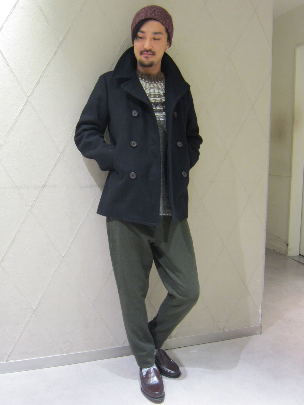 「ピーコート、リブパンツ、ノルディック柄」｜「Name.の【Neme.×STUDIOUS】LIMITED WOOL HERRINGBONE PANT（その他パンツ、グリーン系）」を使った、三崎 裕也さん（メンズ・183cm）の冬コーディネートの1枚目の写真