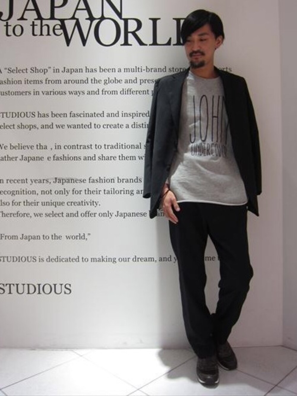 「セットアップ、冬のSALEで買いました！（アウター）、スニーカー」｜「soeの2B Over JKT BLK（ジャケット/アウター、ブルー系）」を使った、三崎 裕也さん（メンズ・184cm）の冬コーディネートの1枚目の写真