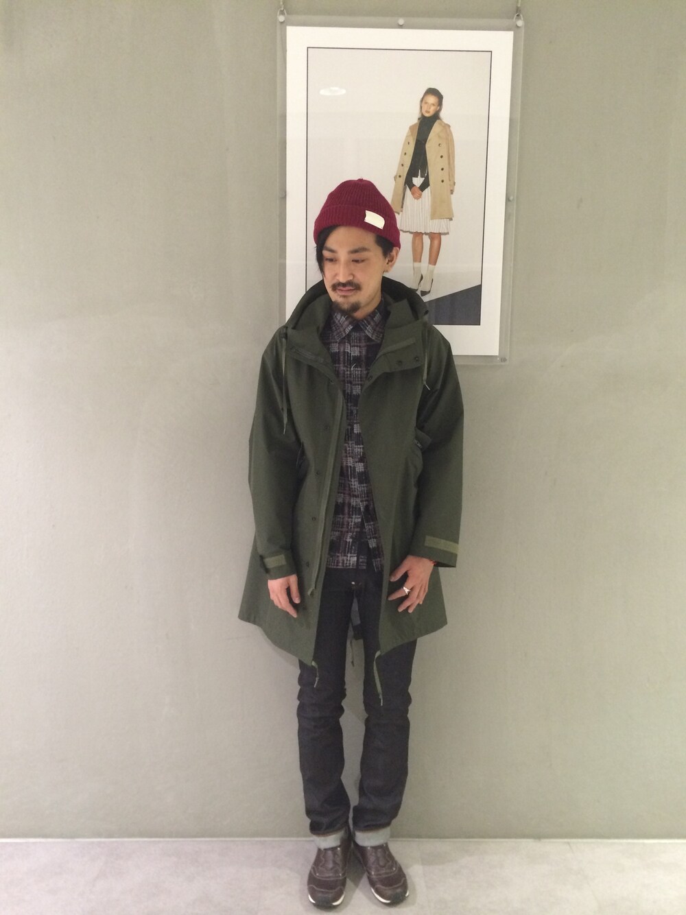 「モッズコート、ニット帽、生デニム、スニーカー、池袋STUDIOUS会」｜「FACTOTUMの【men'sFUDGE11月号P50掲載】 リジットデニム スリム（その他、ブルー系）」を使った、三崎 裕也さん（メンズ・183cm）の冬コーディネートの1枚目の写真