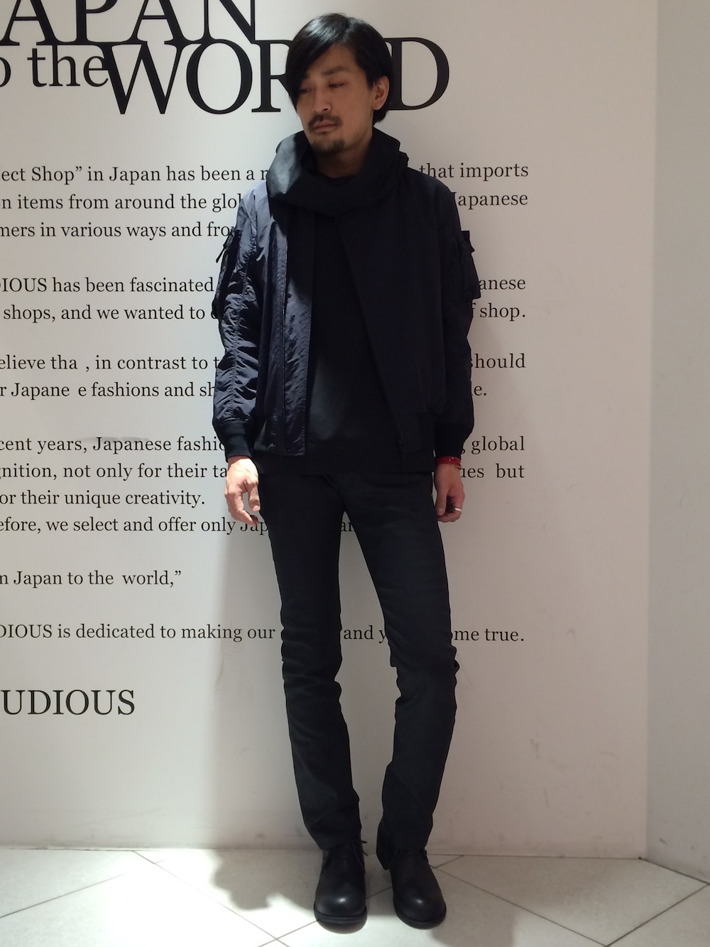「ワントーンコーデ、黒スキニー」｜「OURETのオイルバケッタ（シューズ、ブルー系）」を使った、三崎 裕也さん（メンズ・184cm）の冬コーディネートの1枚目の写真