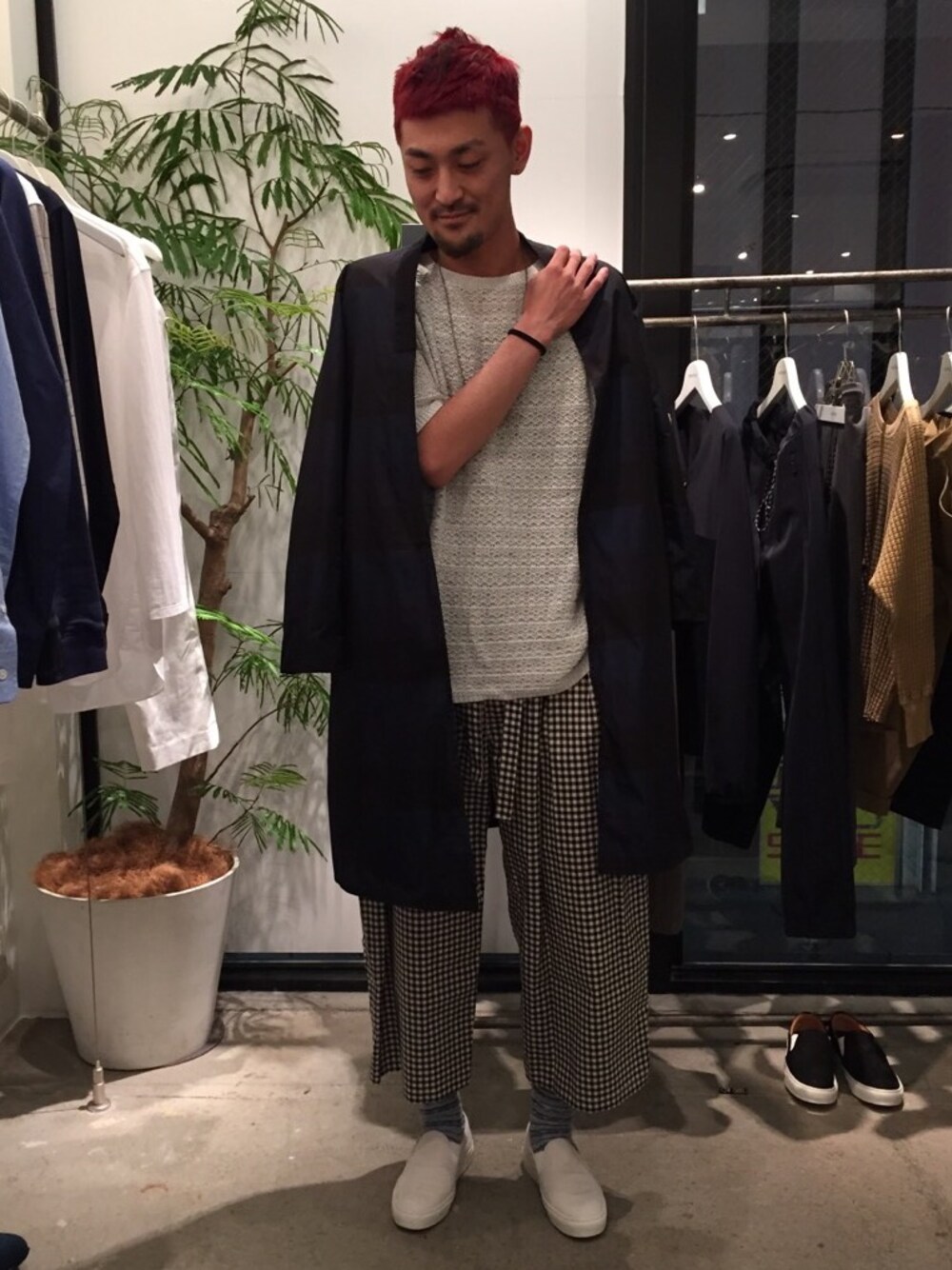 「スプリングコート、スニーカー」｜「SASQUATCHfabrix.のHANERI COLLAR COAT NVY 1月入荷予定（その他、ブルー系）」を使った、三崎 裕也さん（メンズ・183cm）の春コーディネートの1枚目の写真
