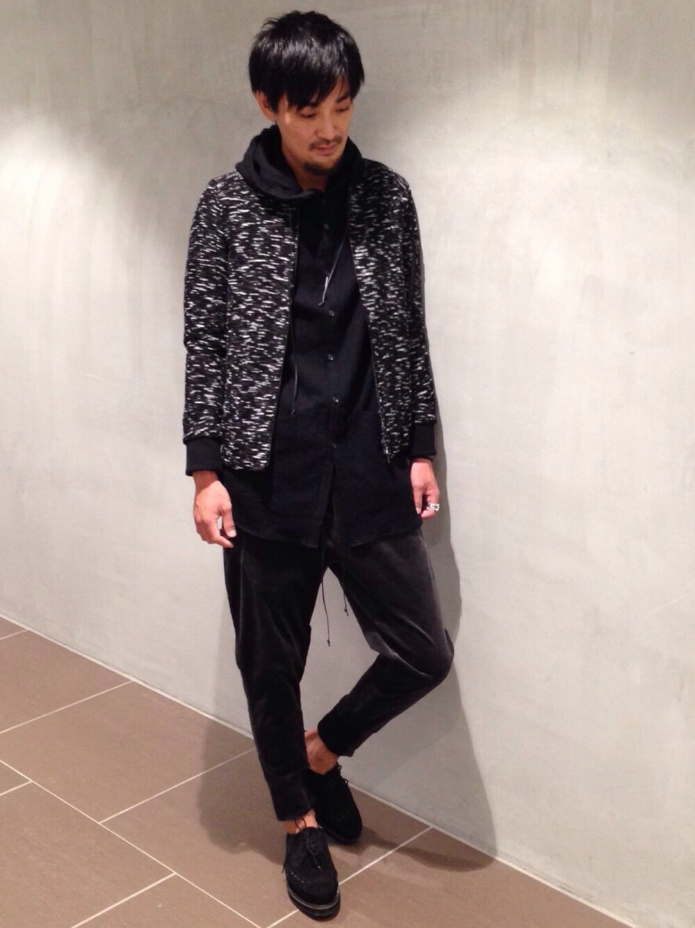 「MA-1、スウェットパンツ、アンダーカバー、OURET」｜「OURETのBLUR DYEING MOLE TWEED MA-1（ミリタリージャケット、ブラック系）」を使った、三崎 裕也さん（メンズ・183cm）の秋コーディネートの1枚目の写真