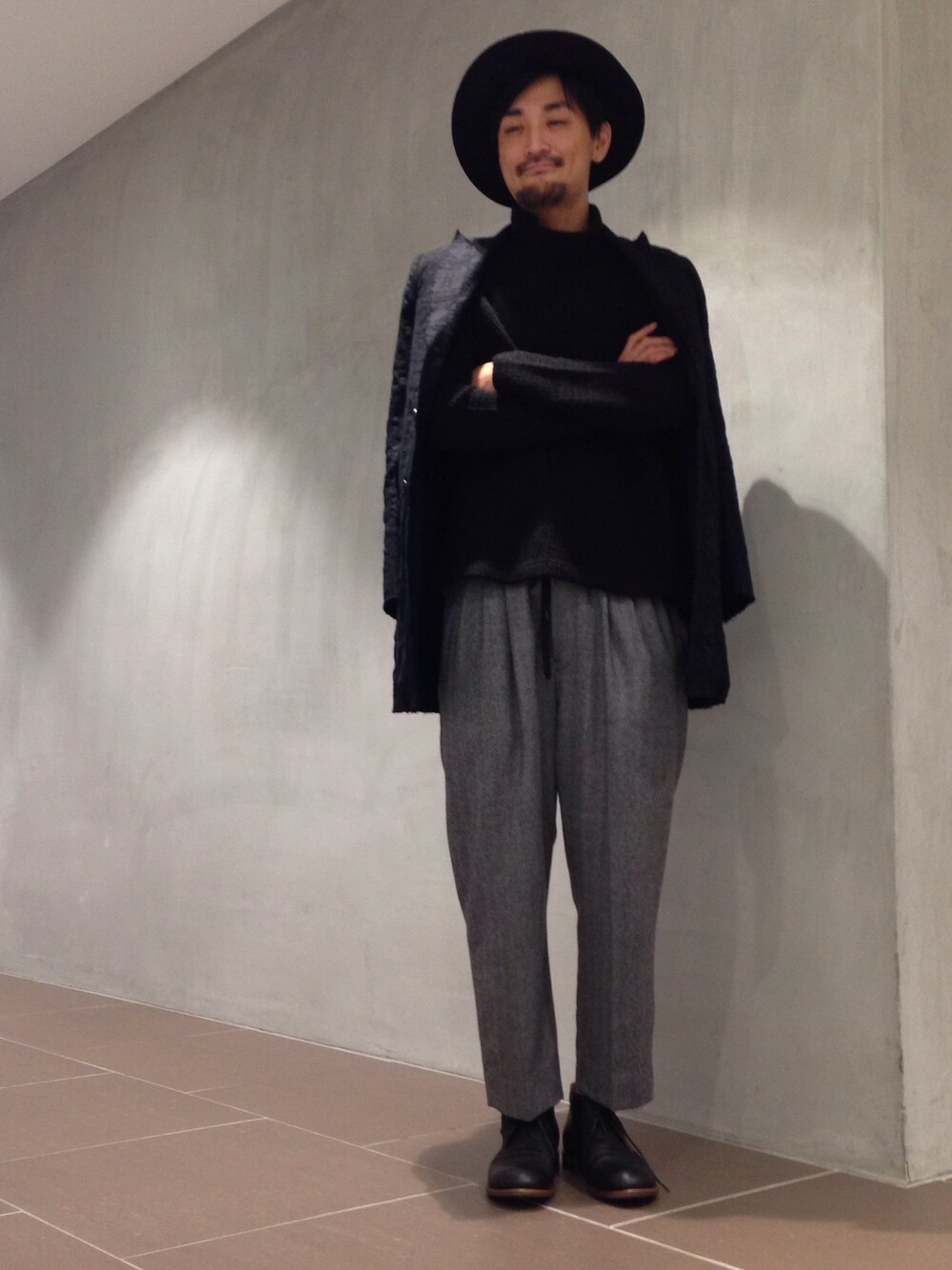「チェスターコート、タートルネックニット」｜「Iroquoisのアイテム（パンツ、グレー系）」を使った、三崎 裕也さん（メンズ・183cm）の秋コーディネートの1枚目の写真