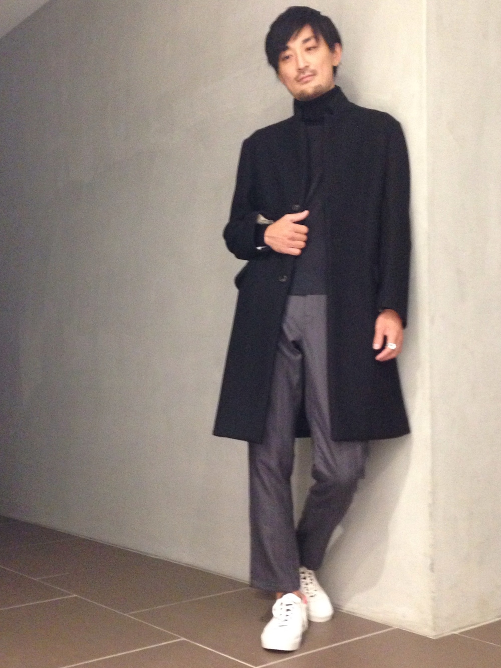「チェスターコート、ワイスリー(Y-3)、タートルネックニット、ストライプパンツ」｜「soeのFINE WOOL 3B COAT（チェスターコート、ブラック系）」を使った、三崎 裕也さん（メンズ・183cm）の秋コーディネートの1枚目の写真