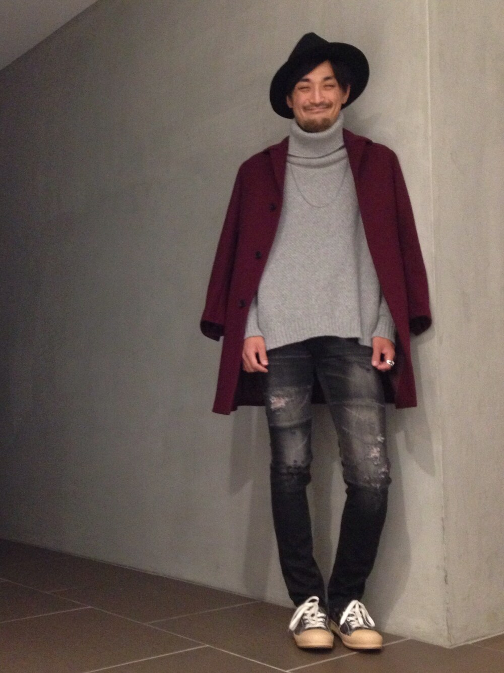 「コート、クラッシュデニム、スニーカー、チェーンネックレス、ハット、タートルネック、STUDIOUS」｜「STUDIOUSのSTUDIOUS ダブルビーバーメルトンステンカラーコート MADE IN JAPAN（ステンカラーコート、レッド系）」を使った、三崎 裕也さん（メンズ・183cm）の秋コーディネートの1枚目の写真