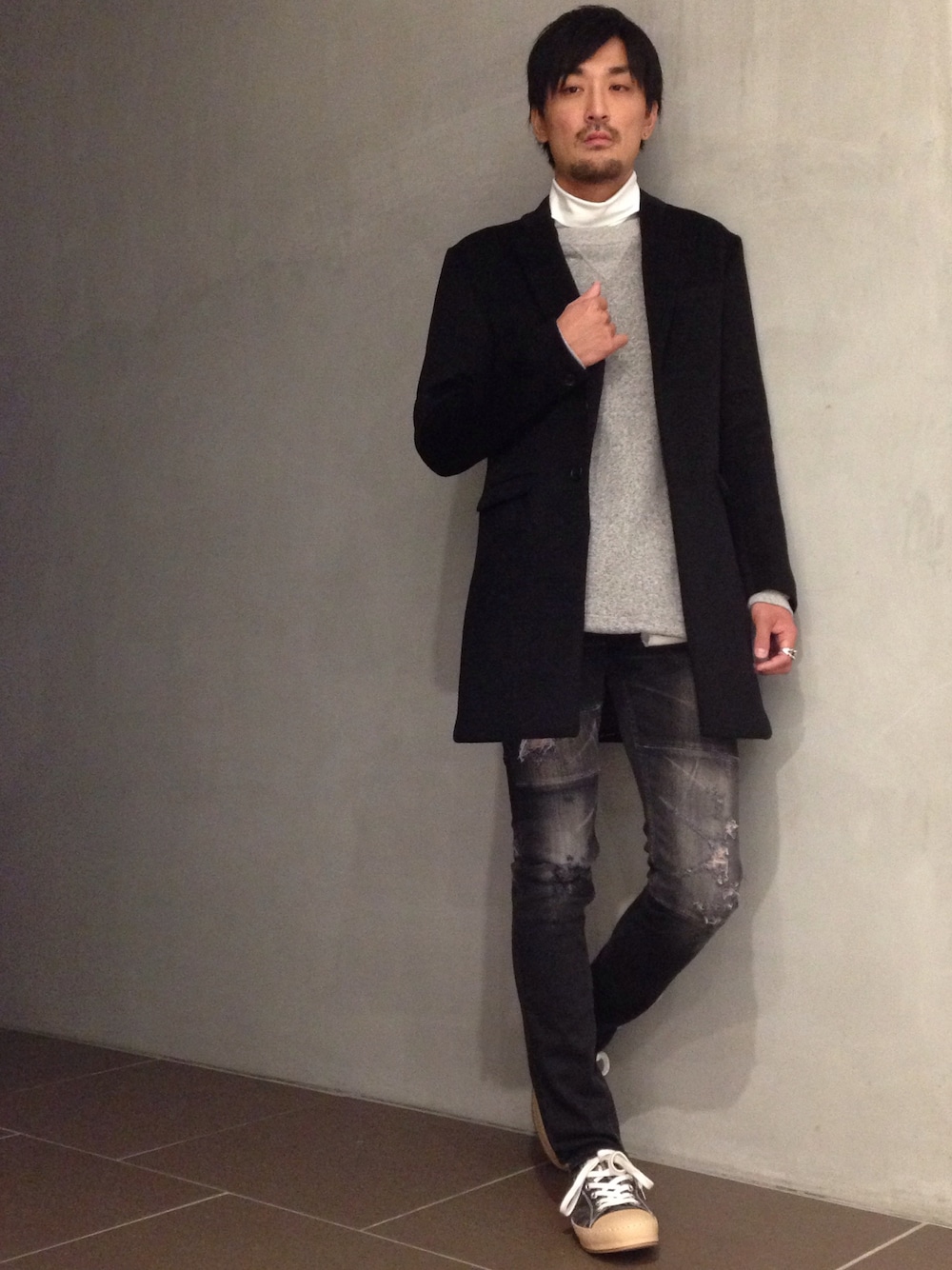 「チェスターコート、ハイネック、スウェット、チェーンネックレス、クラッシュデニム、STUDIOUS」｜「MIHARAYASUHIROのSTRETCH CUT PANTS（デニムパンツ、ブラック系）」を使った、三崎 裕也さん（メンズ・183cm）の秋コーディネートの1枚目の写真