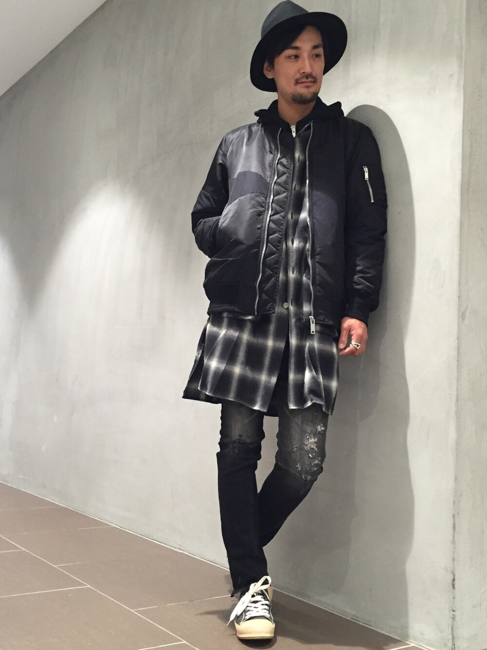 「MA-1、ツバ広ハット、チェックシャツ、クラッシュデニム、スニーカー、STUDIOUS」｜「MIHARAYASUHIROのアイテム（ジャケット/アウター、ブラック系）」を使った、三崎 裕也さん（メンズ・183cm）の秋コーディネートの1枚目の写真