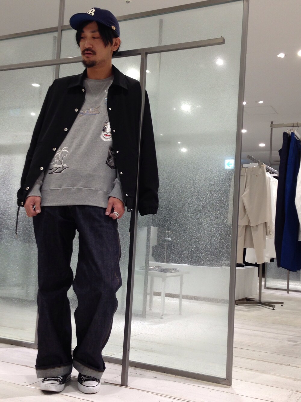 「コーチジャケット、キャップ、デニム、ワイドパンツ、ワイドデニム、スウェット、オールスター」｜「lot holonのアイテム（ジャケット/アウター、ブラック系）」を使った、三崎 裕也さん（メンズ・183cm）の春コーディネートの1枚目の写真