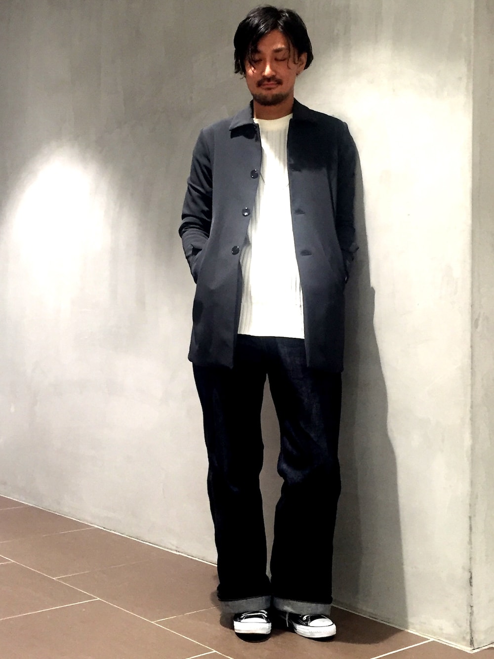 「春、緑、ショップコート、ステンカラーコート、ワイドデニム、オールスター、チェーンネックレス、ロングニット」｜「STUDIOUSのSTUDIOUS マルチストレッチステンカラーコート【追加予約】（ステンカラーコート、グリーン系）」を使った、三崎 裕也さん（メンズ・183cm）の春コーディネートの1枚目の写真
